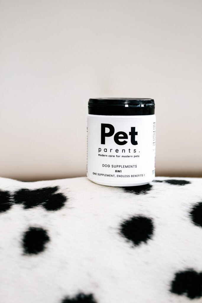 Pies z produktem PET PARENTS 8in1 wspierającym odporność, stawy i trawienie