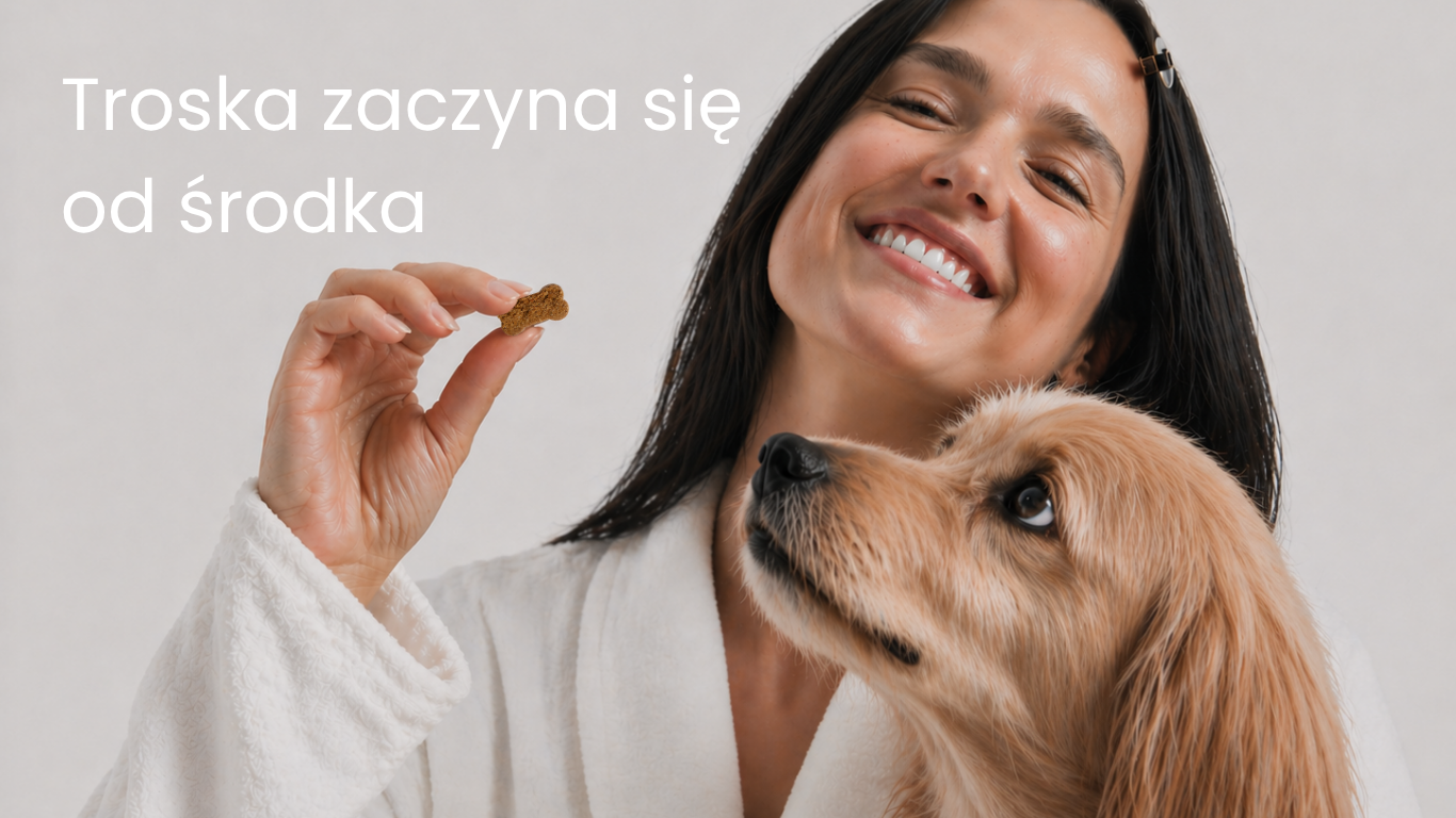 Kobieta karmiąca psa funkcjonalnym smaczkiem PET PARENTS